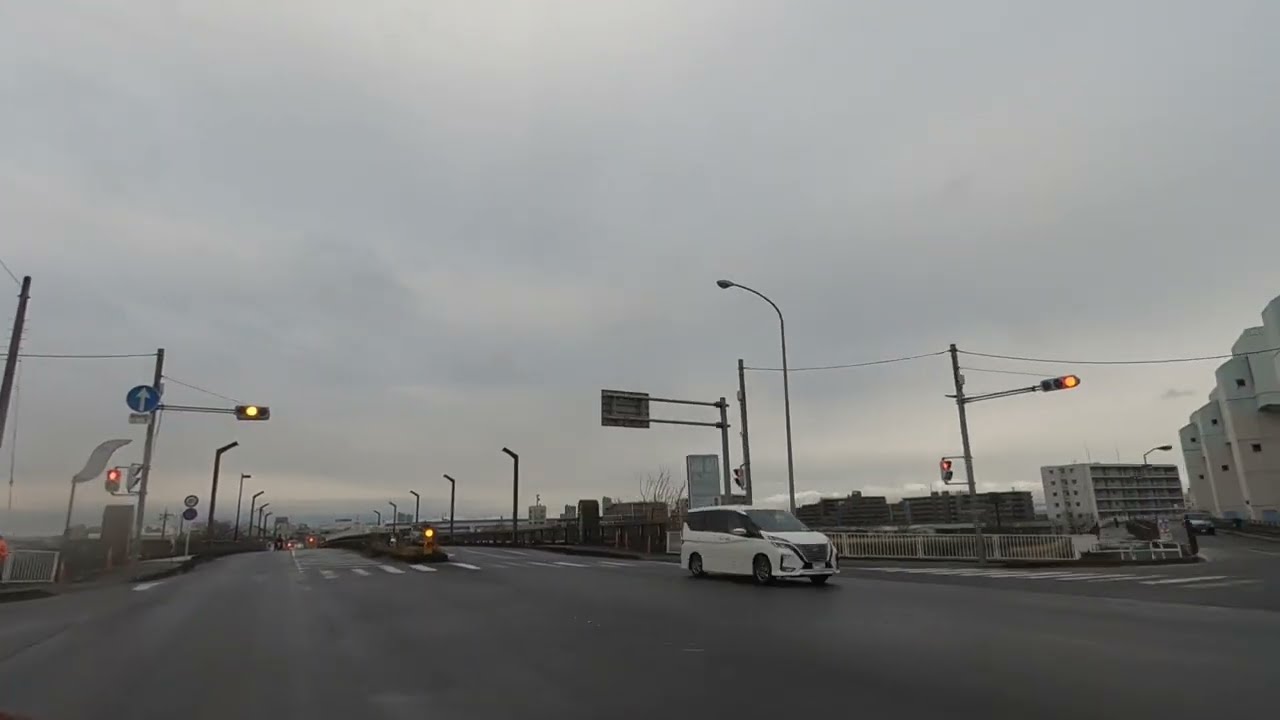 【 秋ヶ瀬橋を疾風の如く… 】雨上がりに橋を渡る