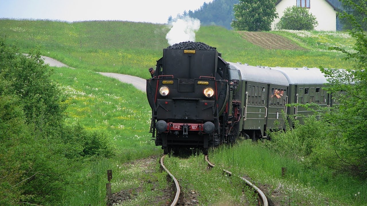 Ty42-107 z pociągiem retro na linii kolejowej nr 104 przez Beskid Wyspowy. 26.05.2019