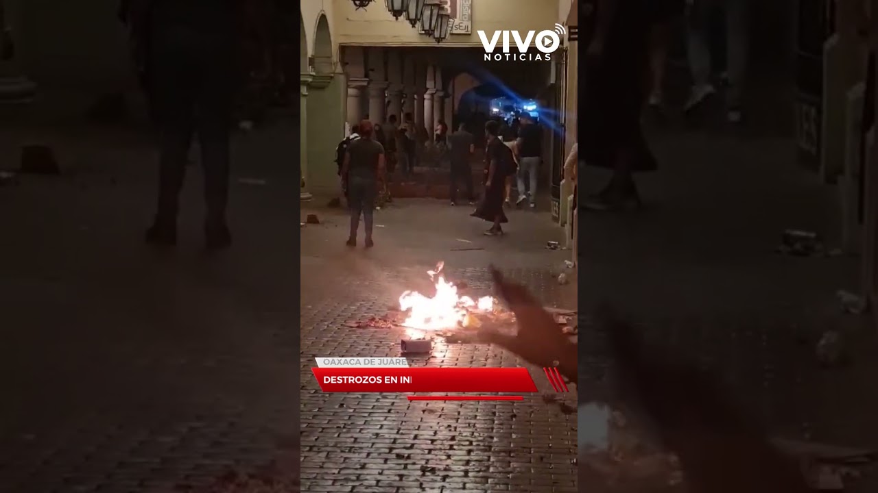 Destrozos en inmediaciones del Z&oacute;calo de #Oaxaca, tras marcha del #8M
