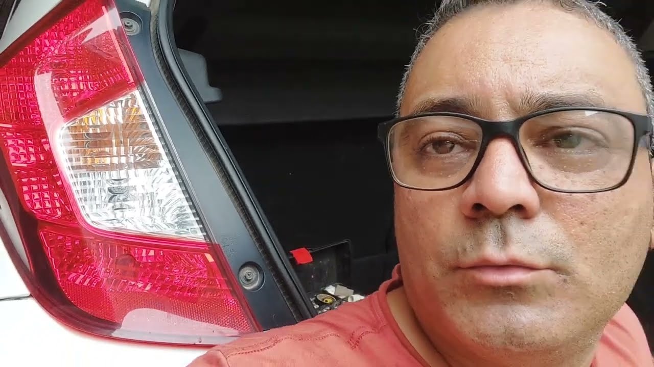 Como substituir as lâmpadas da lanterna, seta, ré e freio do Honda Fit 2015.