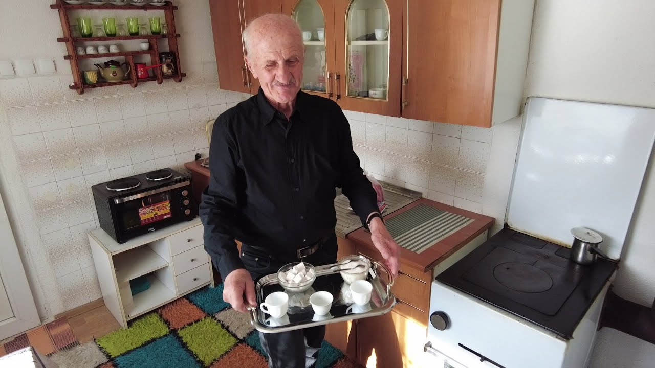 U 83. godini gradi kuće sa sinom!