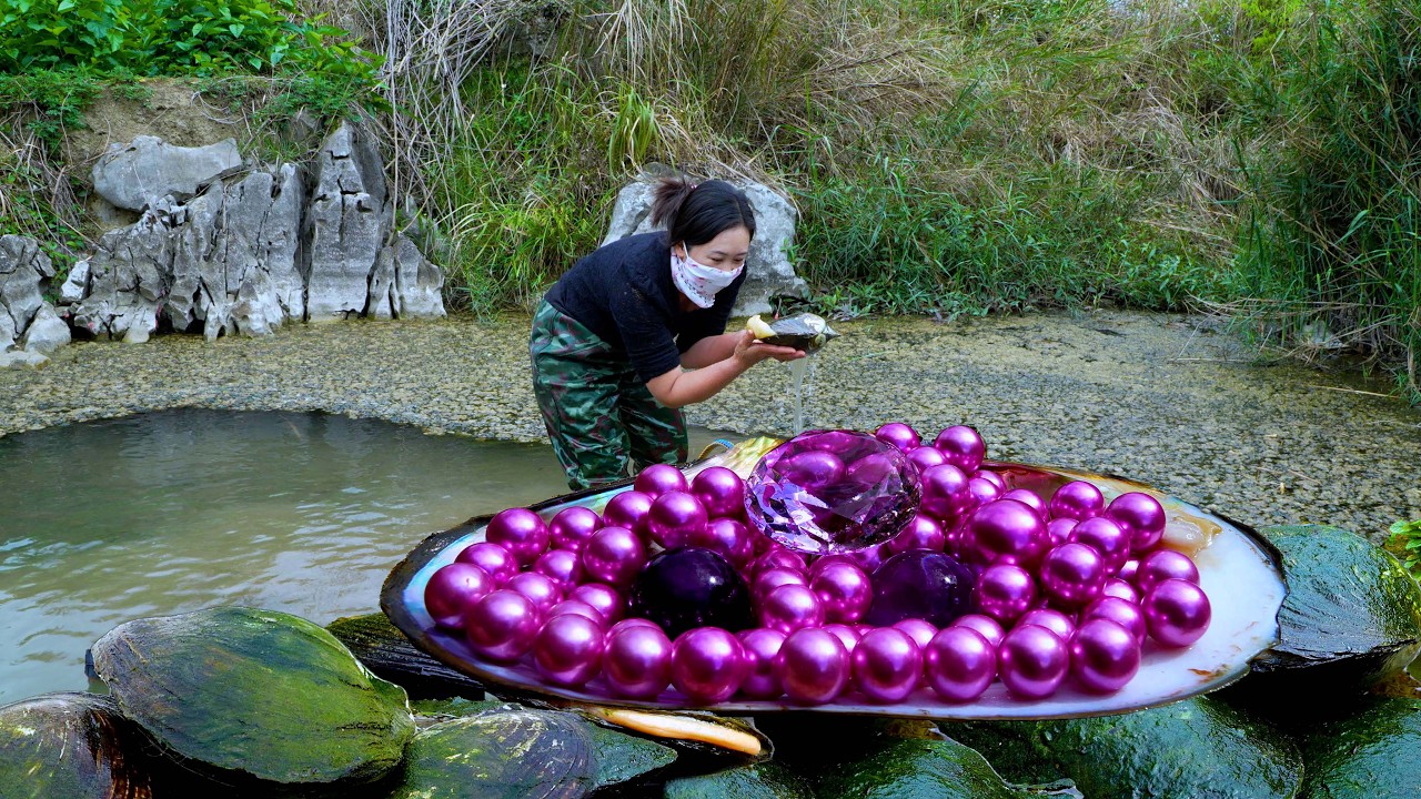 😱How lucky! The girl opened the giant clam, which contained countless charming purple pearls inside