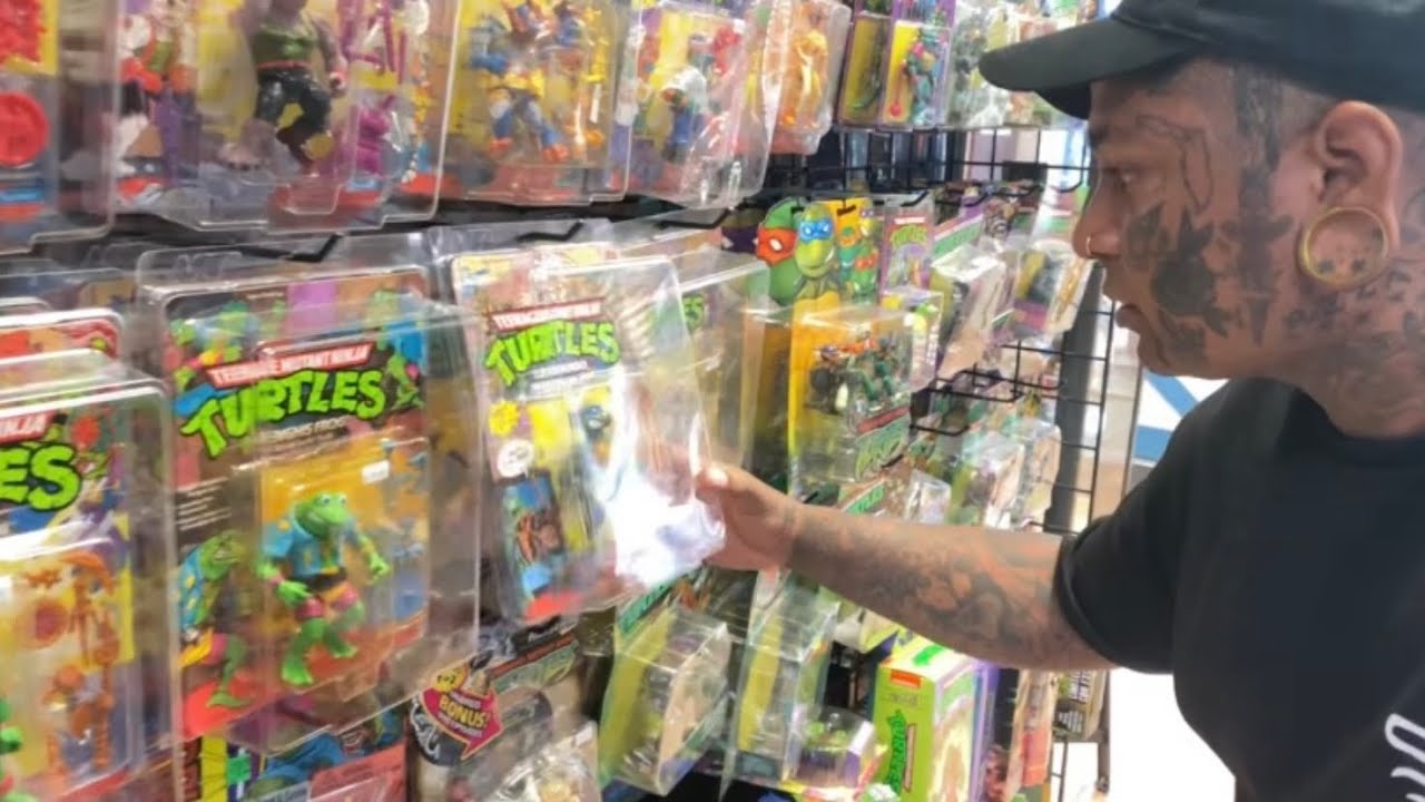 Toy hunting at vintage toy store “bitz and buttons” Fort Lauderdale￼. Vid#3