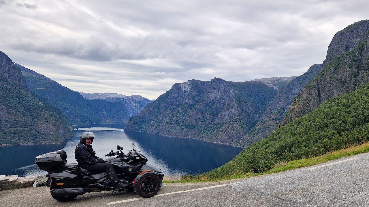 Norwegens einzigartige Landschaften, erfahren mit unserem Spyder im August 2025