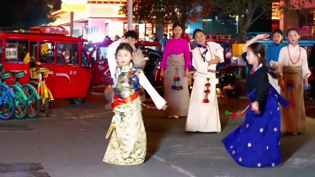 孩子们的锅庄舞《开心的跳起来》