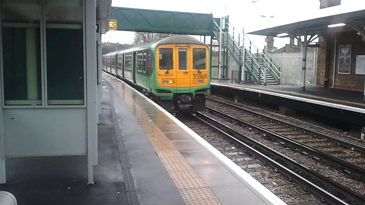 Class 319 No. 319220 leaving Tulse Hill Station on 21/12/11