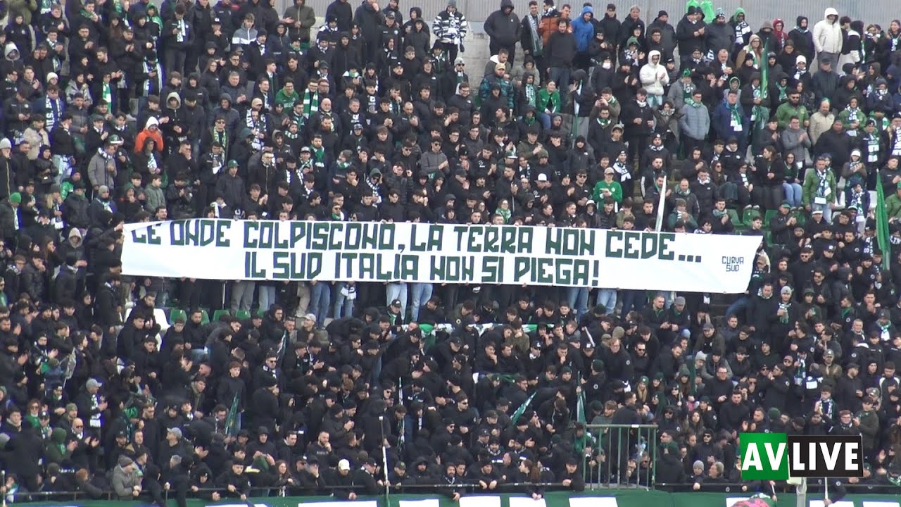 Curva Sud Avellino, striscione a sostegno delle popolazioni di Calabria e Sicilia