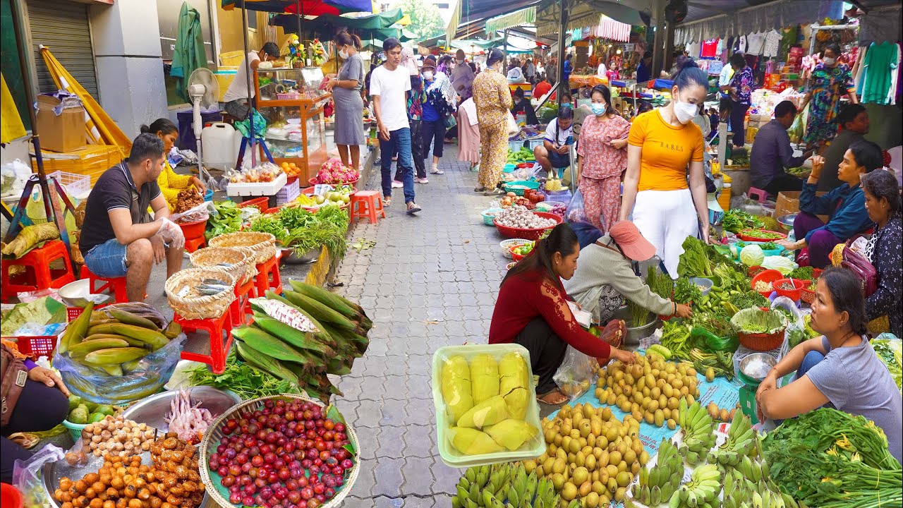 Камбоджийская обычная еда на свежем рынке: саподилла, свежая кукуруза, дуриан и многое другое