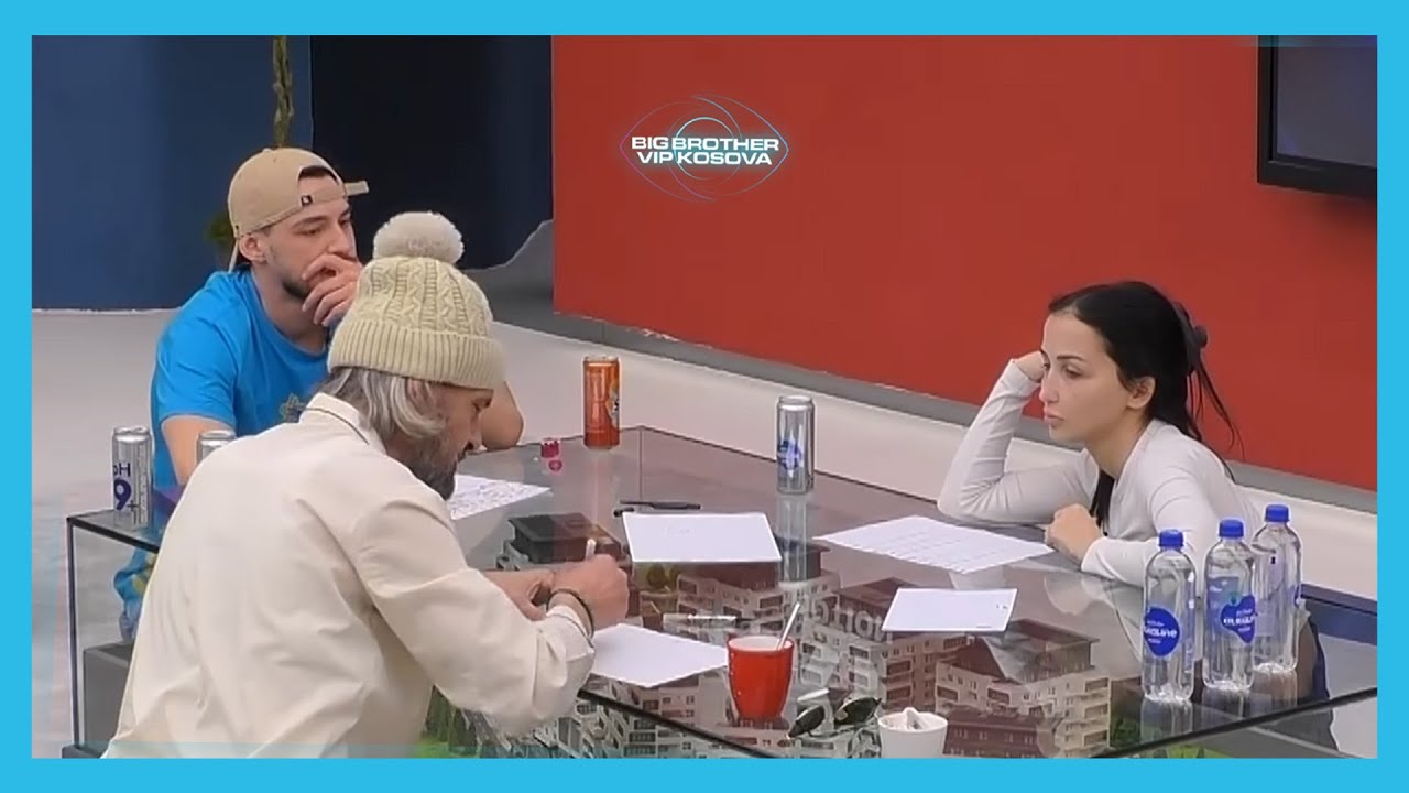 Banorët luajnë lojën me shkronja të njohur me emrin 