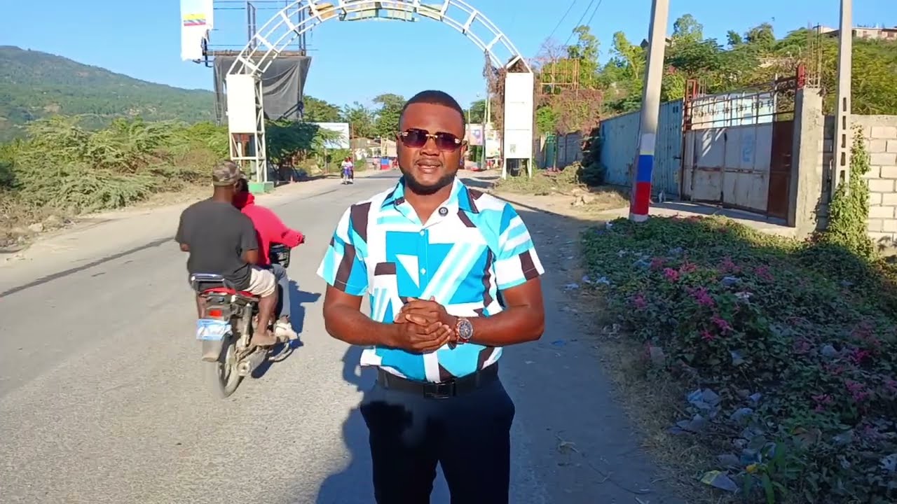 LA ROUTE QUI MÈNE À MONTAGNE LAVOÛTE.  JACMEL HAÏTI.  