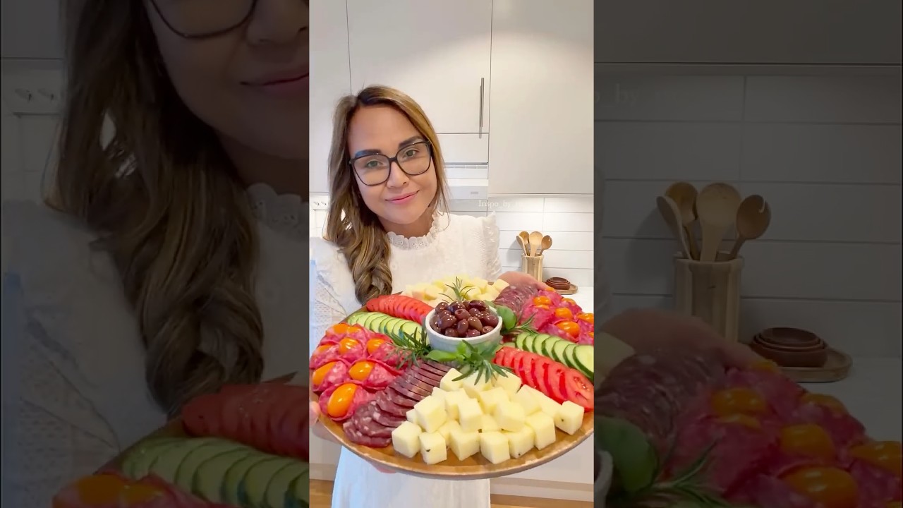 Простое и красивое блюдо для закусок и мясных деликатесов ✨ Простая и красивая идея для сервировк...