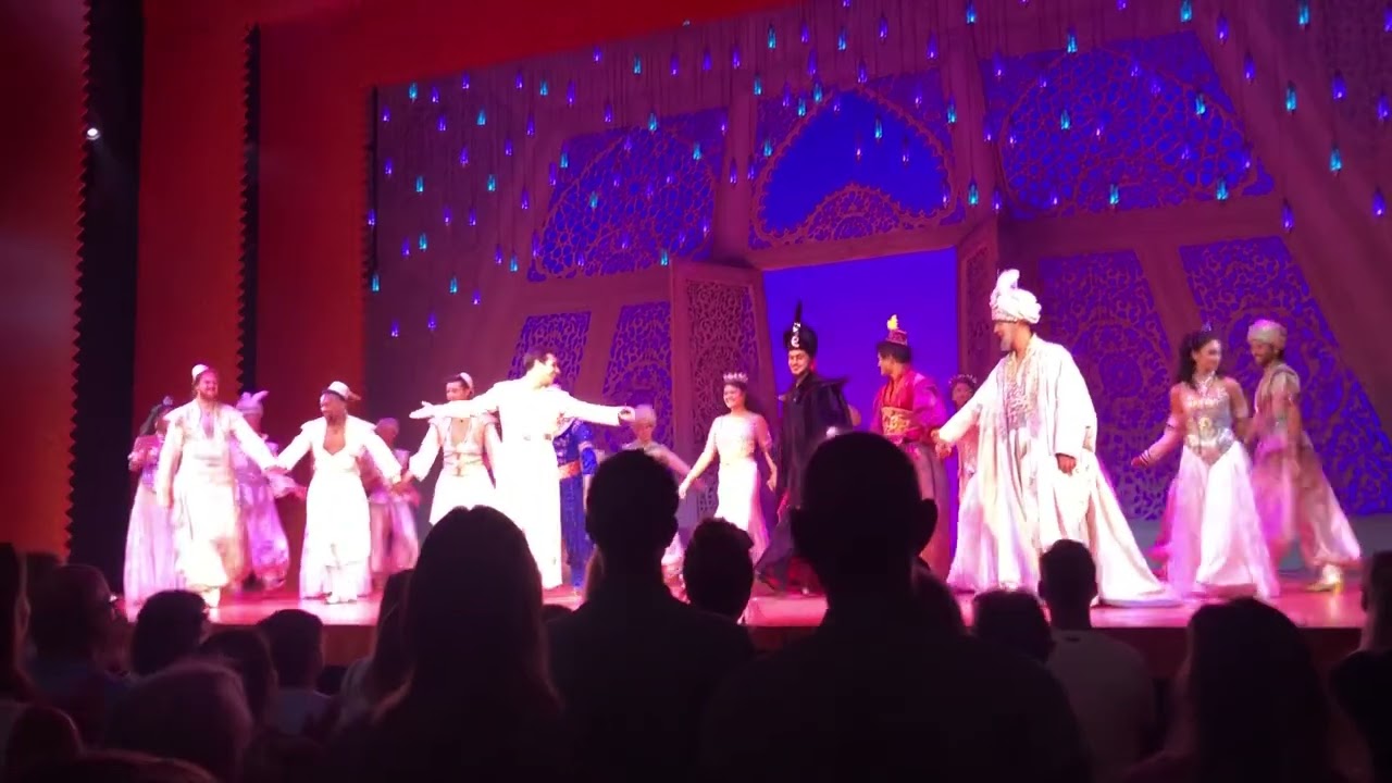 Eindapplaus Aladdin de musical (met o.a. Stanley Burleson en Jonathan Vroege).