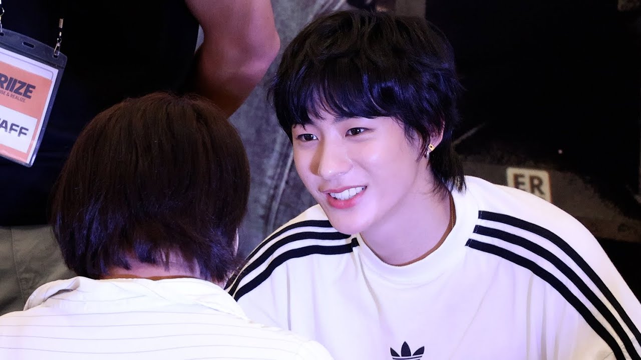 RIIZE (ANTON) FAN SIGN 사인중인 앤톤 (라이즈) | Get A Guitar 팬사인회