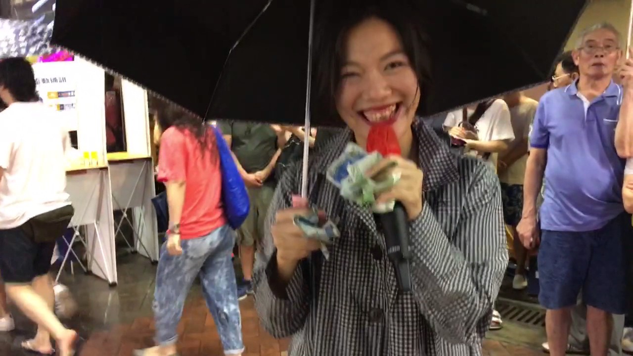 旺角街頭表演-（2017-06-18）旺角羅文~ 小龍女雨中唱 