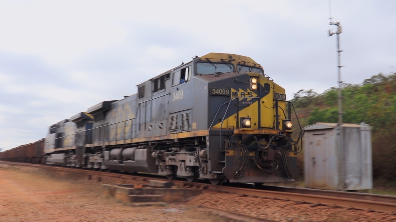 TREM FORMADO APENAS POR LOCOMOTIVAS EM ALTA VELOCIDADE ASSUSTA A GENTE NA DESCIDA DA RAMPA NA F.A