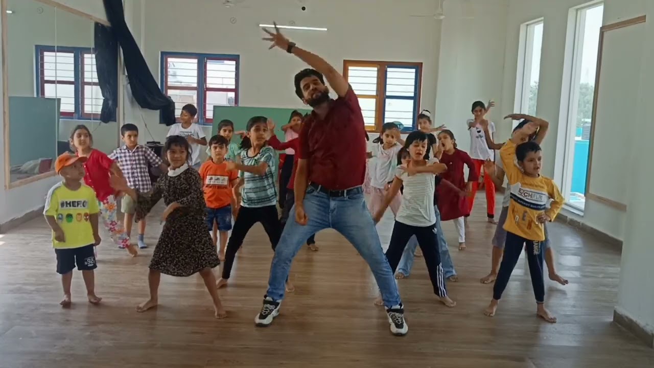 Aaj Jo bhi ho jaye mumma school nhi jana m #dance #summercamp