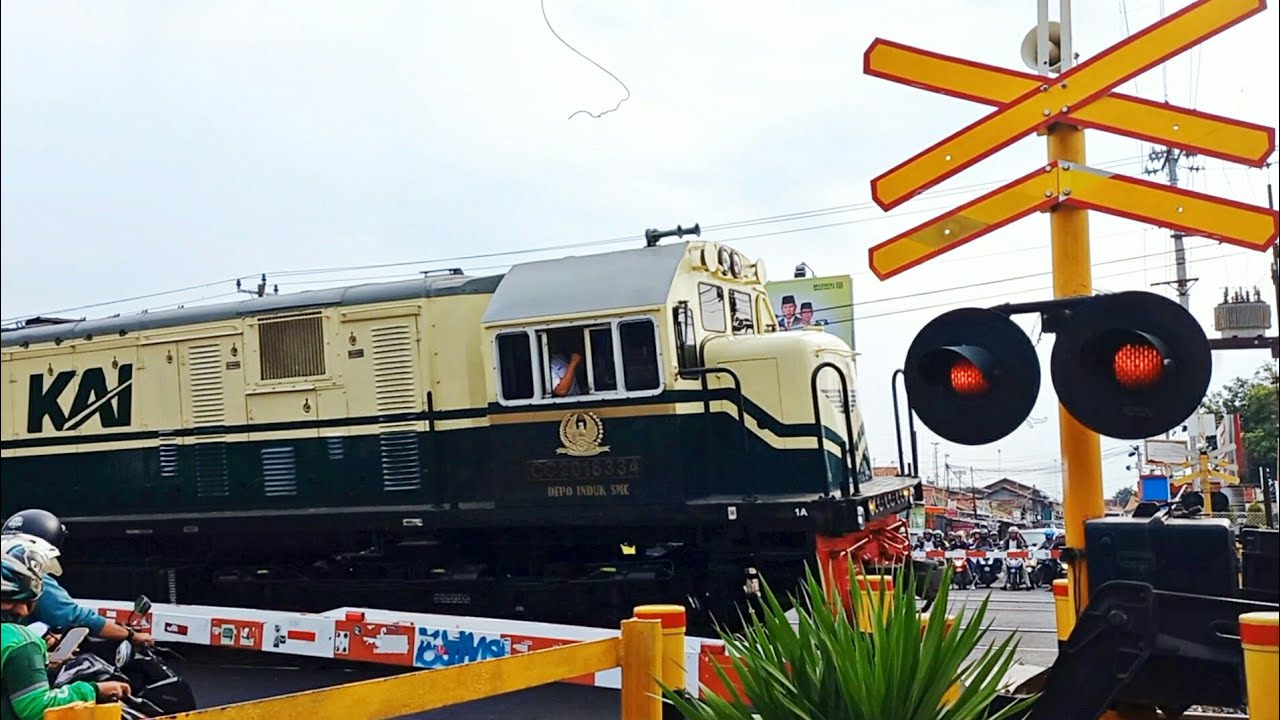 LOCOMOTIVE VINTAGE | Nonton Kereta Api Kaligung di Palang Perlintasan JPL 213 | Railway Crossing