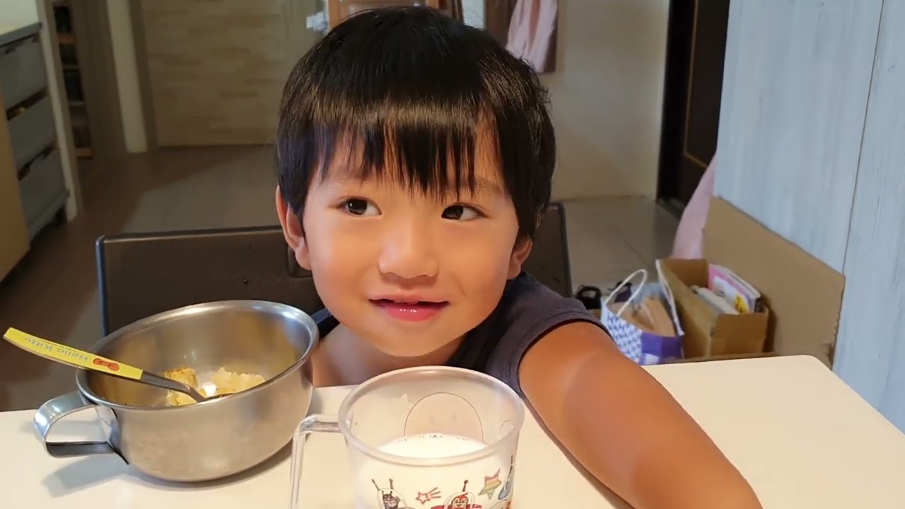 弟弟學哥哥吃早餐薯餅喝牛奶吃光光｜咚2y7m5d 桐9y4m