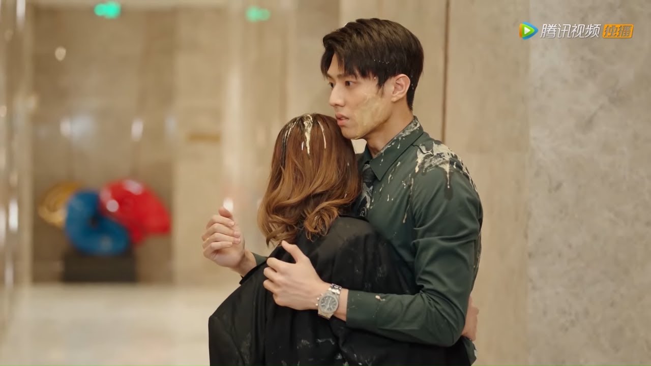 Boss Gu protected Jianqing with his body, seeing others threw eggs on her|Hello Mr. Gu