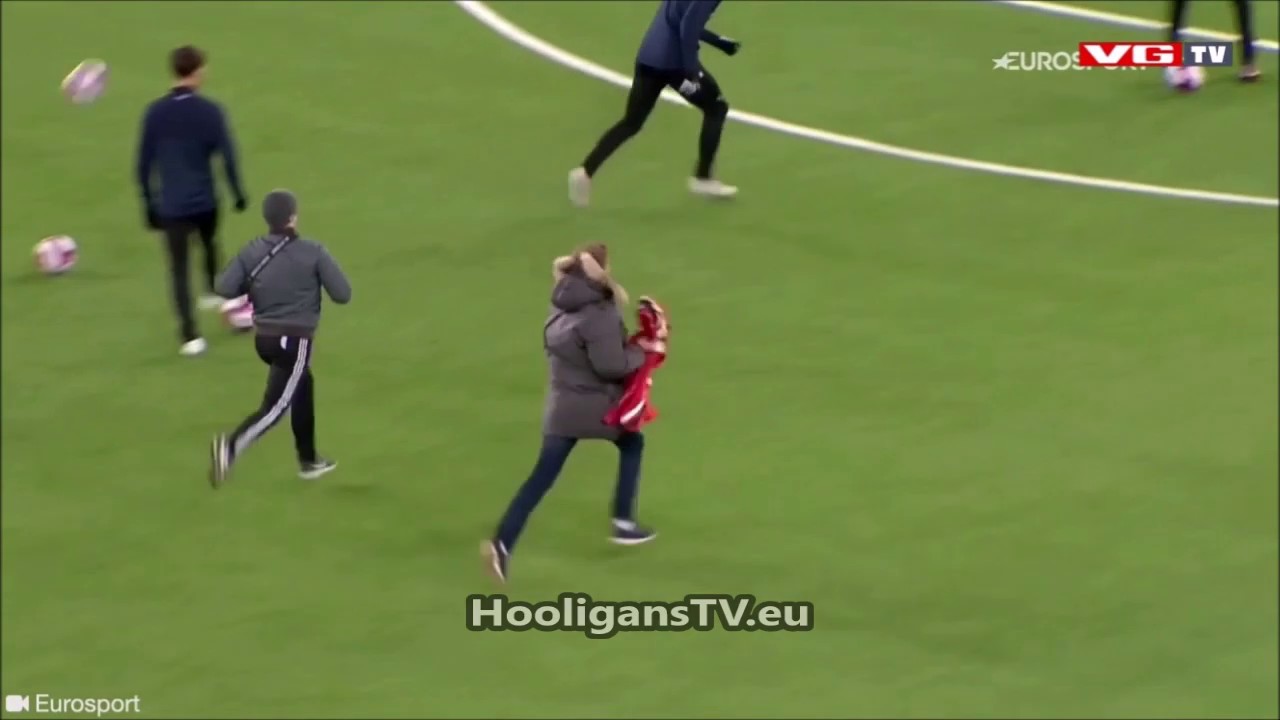 Vålerenga fans steal the SK Brann flag . 03.11.2019