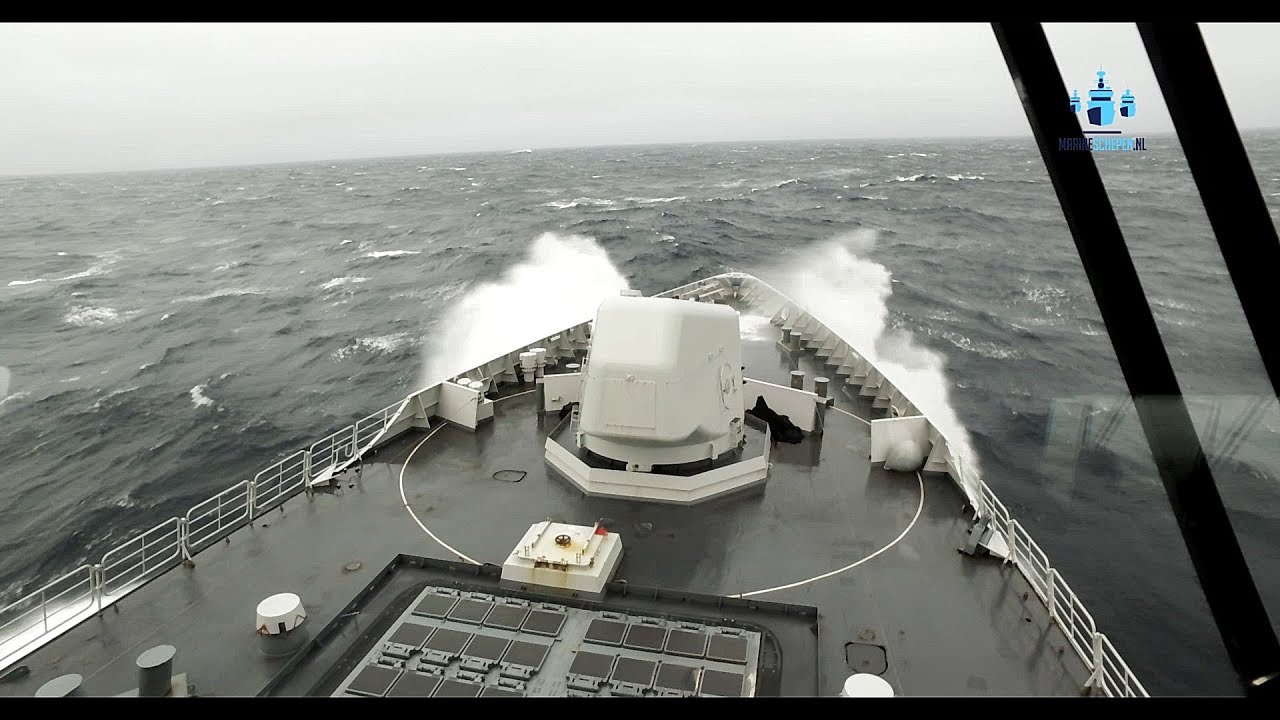 Gestabiliseerde camera: marineschip op de oceaan