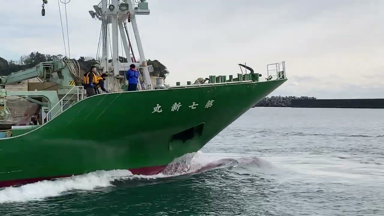 Round haul net  large fishing boats leaving the harbor  　 推出围网渔船　   まき網漁船が漁港を出港   February 2022