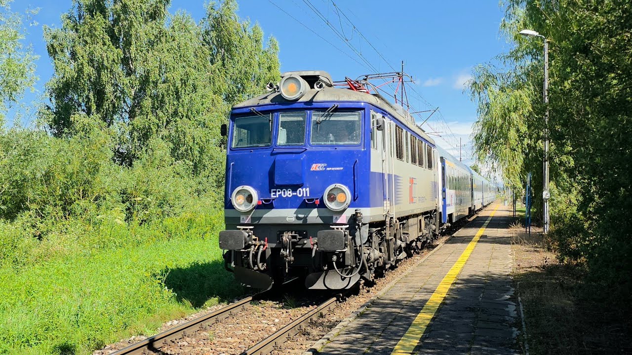 EP08-011 + IC WITOS z Warszawy Wschodniej do Przemyśla Gł., mija p.o. Wielowieś 22.07.2025