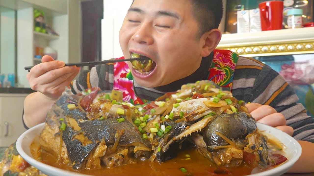 【超小厨】吃鱼还上头？怕只有小厨了，3斤的鱼眼睛，夫妻两竟靠香蕉裹腹！
