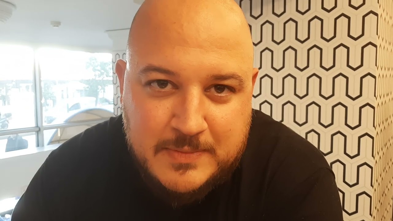 Parla Odysseas, giovane pescatore greco (in inglese)