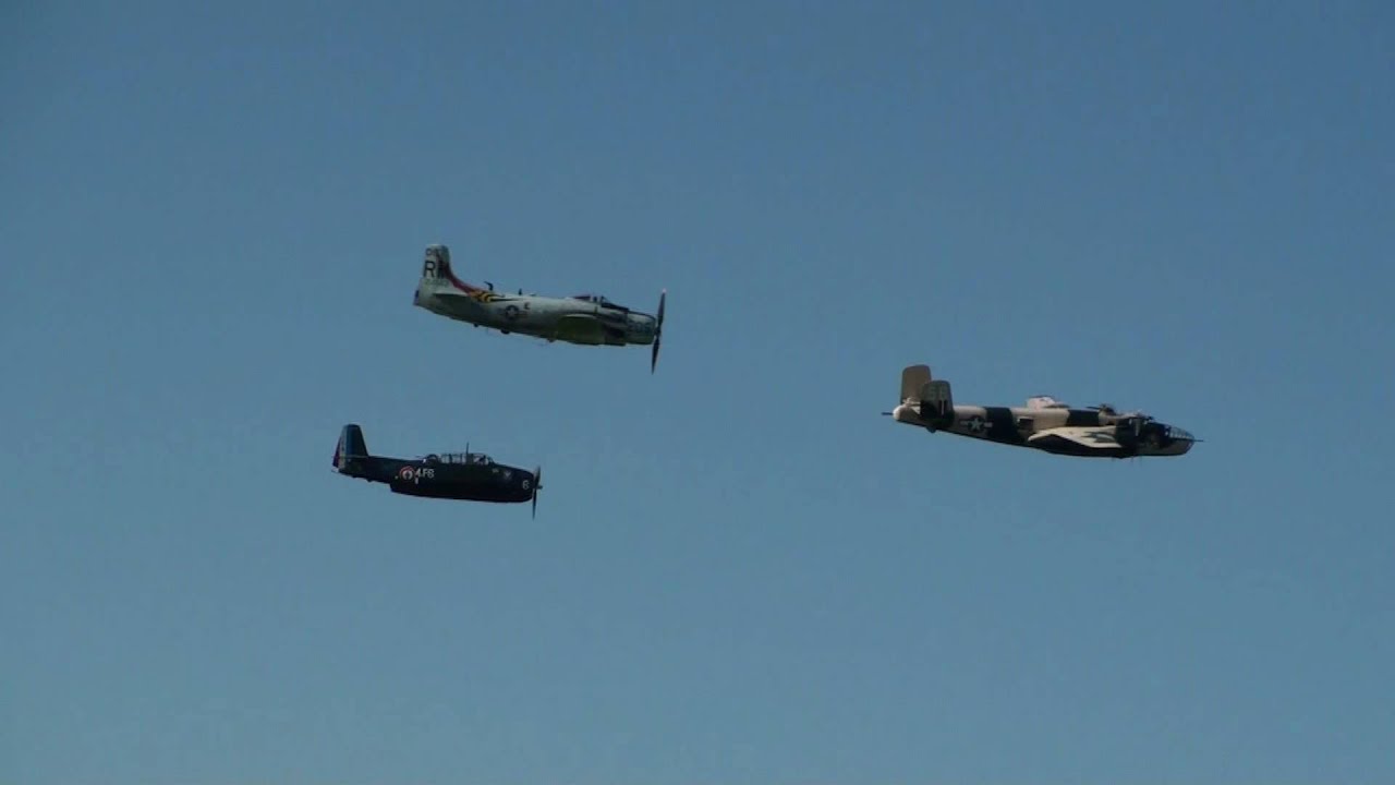 B25, TBM, A1 Skyraider Vol en Formation Full HD Meeting Aérien de La Ferté-Alais  LFTA 2010