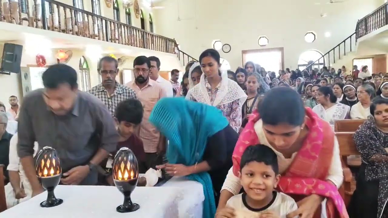 ദുഃഖവെള്ളിയാഴ്ച ഇടവക സമൂഹം കുരിശുരൂപം ചുംബിക്കുന്നു