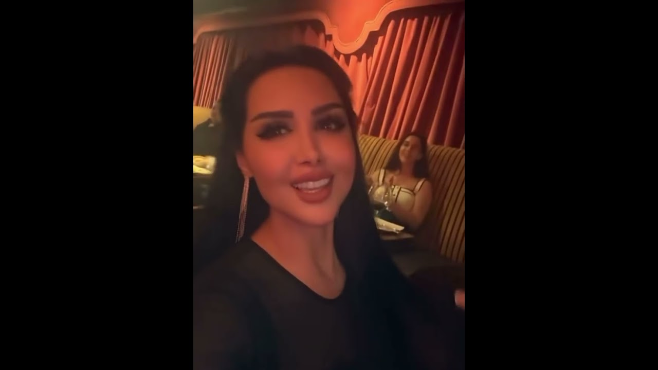 هند القحطاني سهرانه مع رؤى بالمرقص لبيغني فيه صديقي😍رؤى غنت قدام الناس صوتها يرجف مستحيه🤣