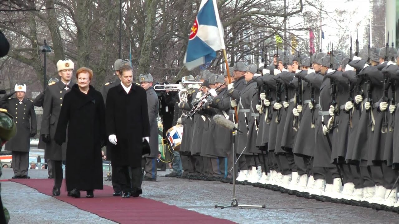 Niinistö ja Halonen tarkastavat kunniakomppanian