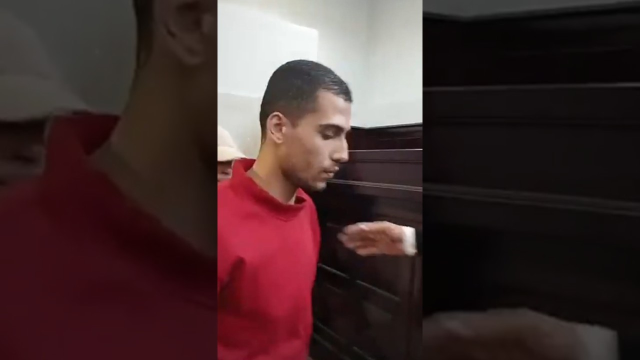 واقف ماسك المصحف وباصص في الأرض لحظة النطق بالحكم على المدرس المتهم بإنهاء حياة إيهاب بالدقهلية