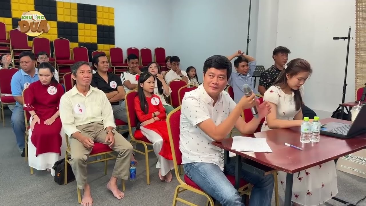 Khương Dừa qu&aacute; hạnh ph&uacute;c, chương tr&igrave;nh Tiếng H&aacute;t Miệt Vườn lại thu h&uacute;t nhiều giọng ca như vậy