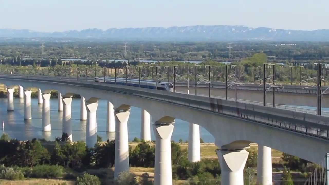 Des  trains qui passent - triangle des  Angles - viaducs d'Avignon - LGV Méditerranée