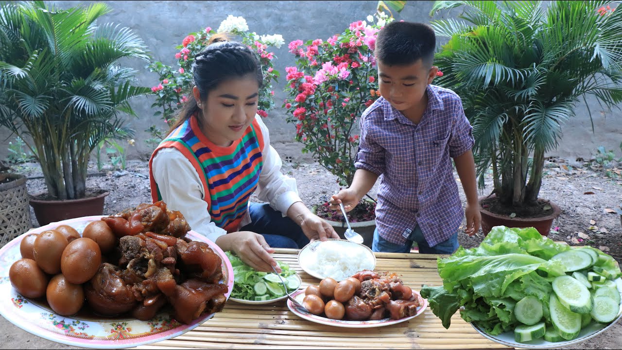 Cook and Eat: Mommy and son cook yummy food / Fun time eating food