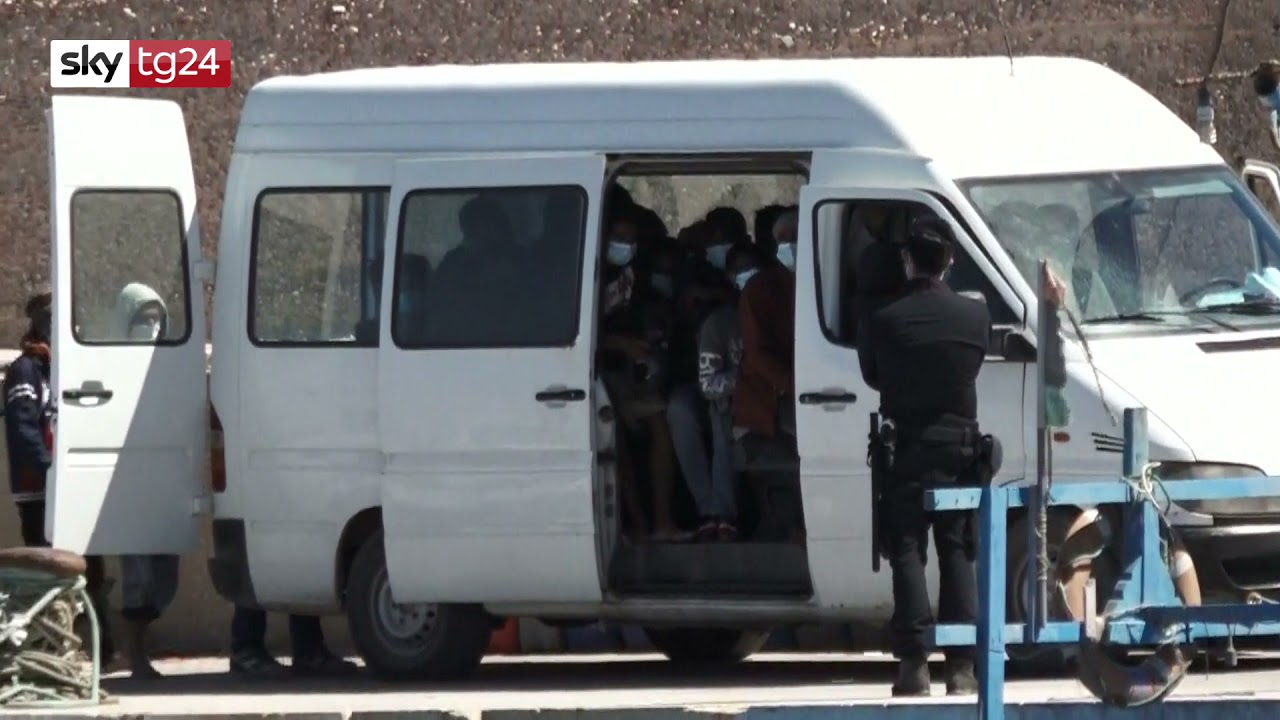 Lampedusa, 14 sbarchi in 15 ore. Creata cabina regia