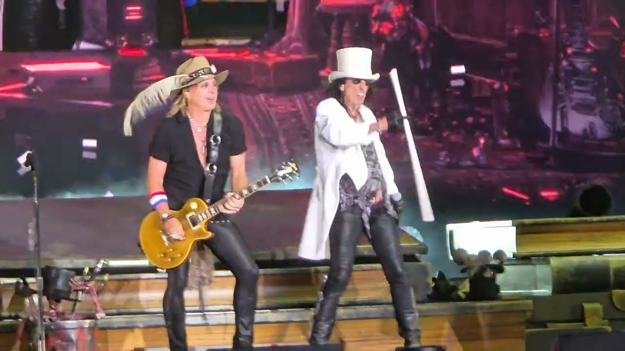 Alice Cooper - School's Out - Live at Toyota Amphitheater in Sacramento, CA 10/15/2025