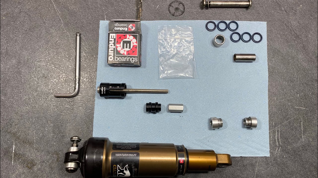 Remplacement des entretoises d’amortisseurs par un kit de roulements à aiguilles.