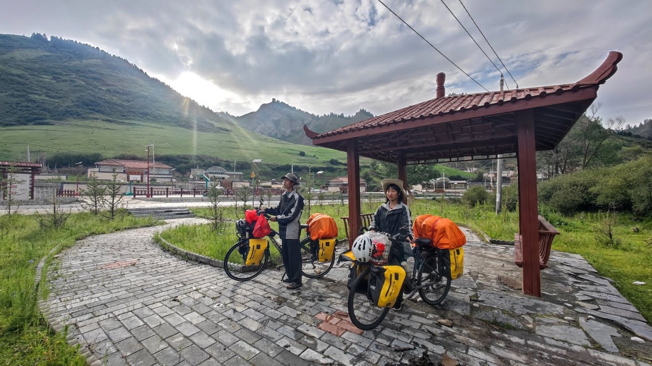 带着媳妇骑行甘肃，进入甘南州大雨被困斗西村，晚上露营做饭吃【周亿发的旅行】