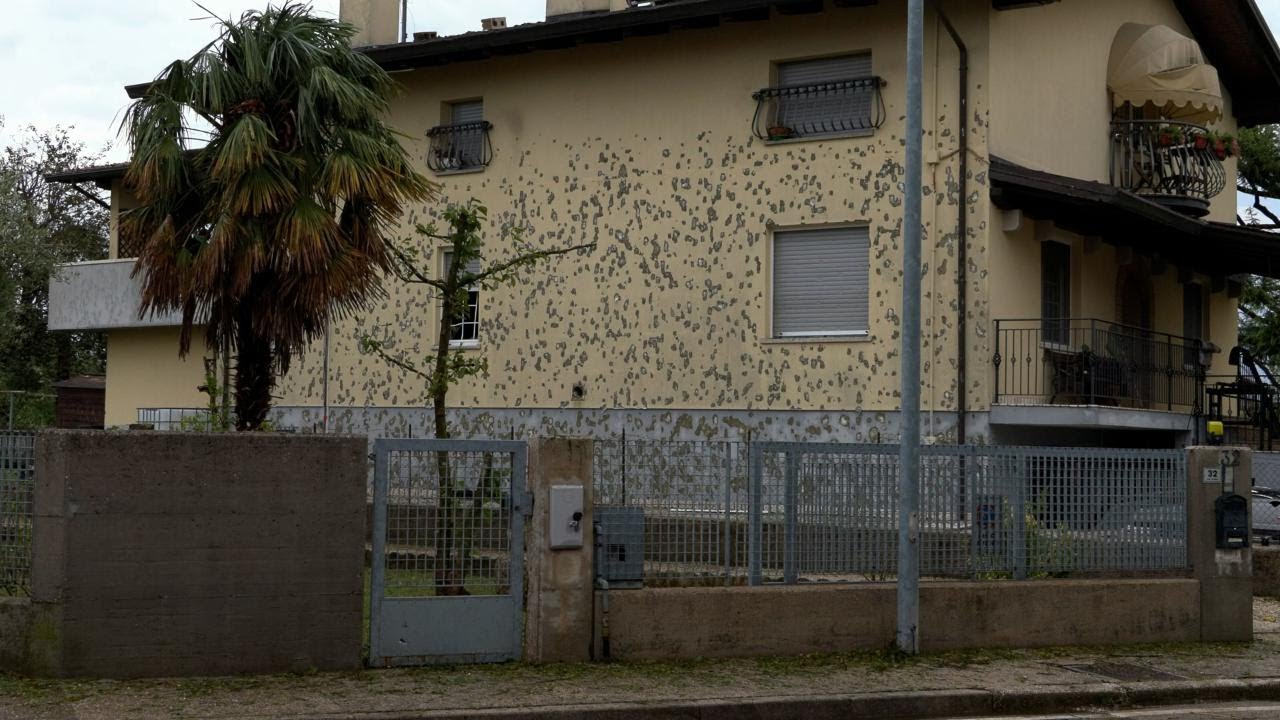 Mortegliano, i danni della grandinata: la facciata dell'edificio sembra trivellata da colpi di mitra