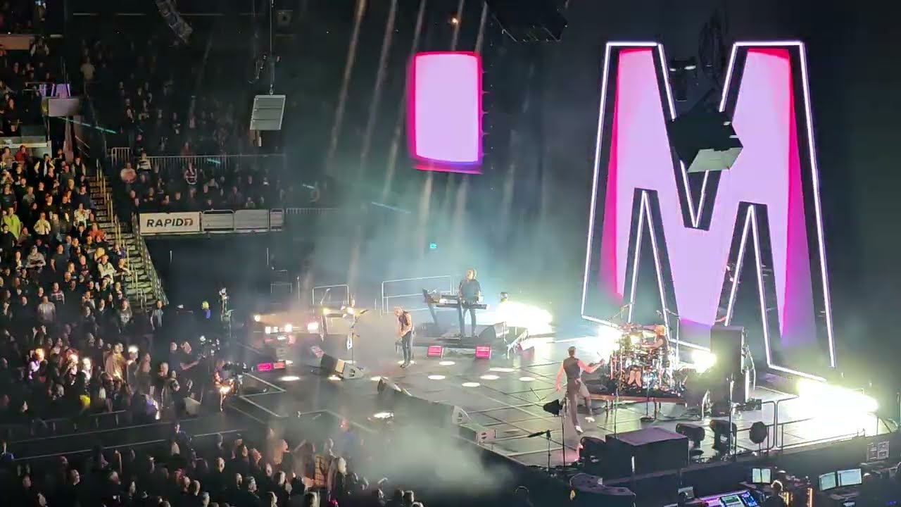 Depeche Mode has guitar MALFUNCTION on stage and then kills it! "I Feel You" 🎸🎸🎸🎸🎸