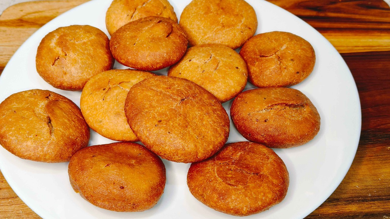 सिर्फ आटे से बनाई खस्ता आलू कचौरी | No Maida Aloo Kachori Recipe | Divisha Kitchen