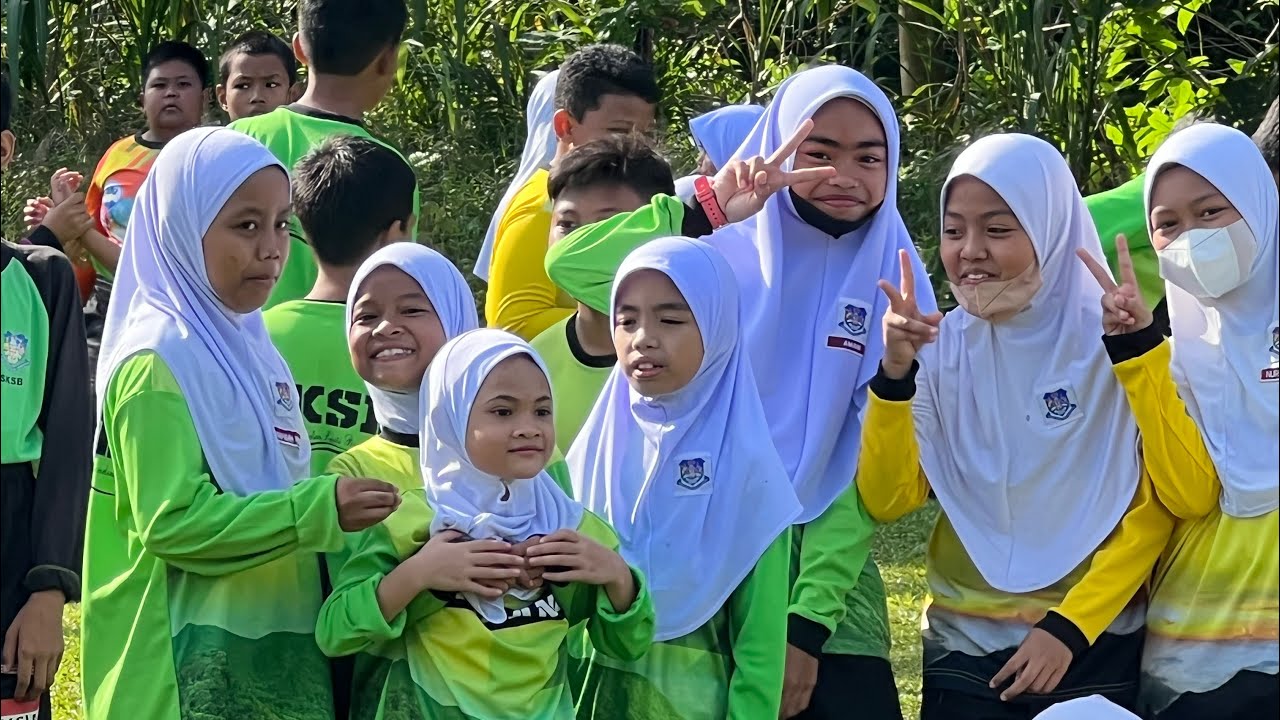 Mel masuk acara lumba lari sukan sekolah.