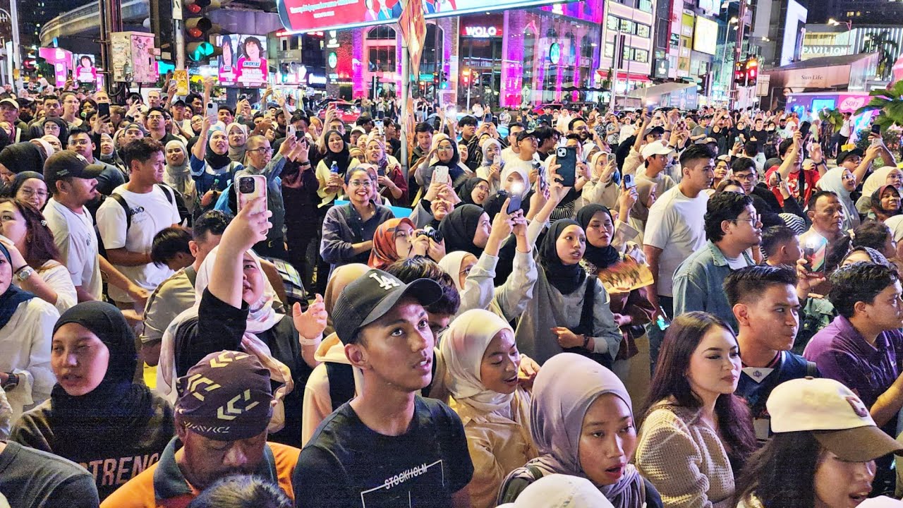 Warga Bukit Bintang Di Kejutkan Dengan Kehadiran Artis Ubay Vocalis Band Nidji dari Indonesia