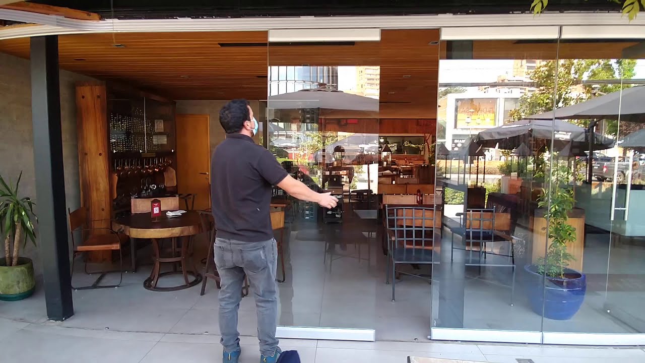 SISTEMA DE PUERTAS APILABLES FRENTE DE RESTAURANT