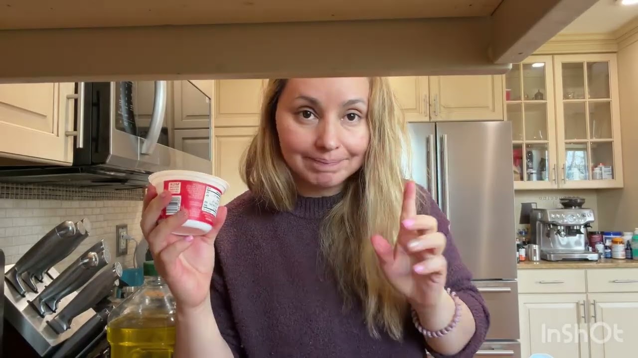Haciendo una combinación de aceite de oliva yogurth miel con choclo 