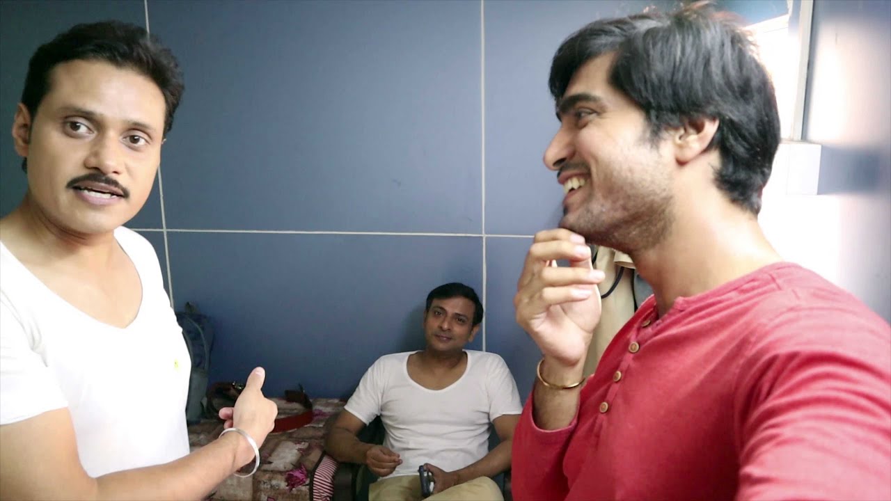 Mauka Milte he Ghus Gaya Police k Room may | Behind the Camera | Interesting Vlog