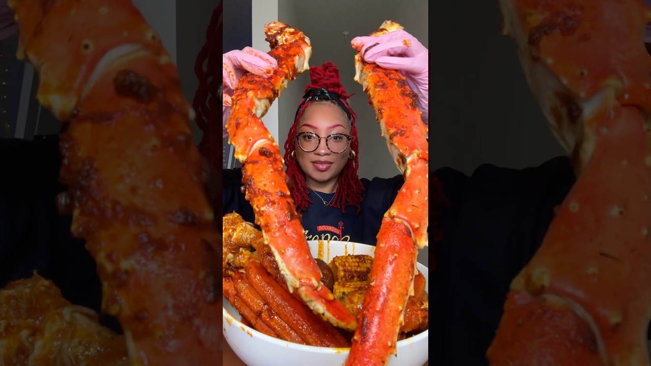 King Crab Seafood Boil | Huge King Crab 🦀  #seafoodboil #mukbang